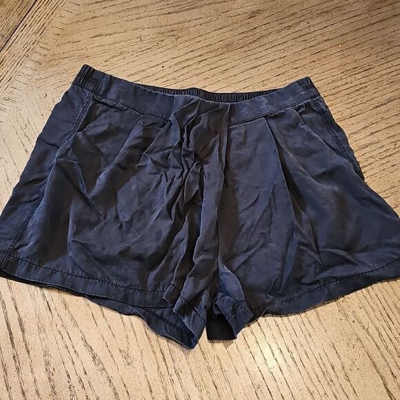 Lululemon black shorts size 6 - Picture 9 of 9